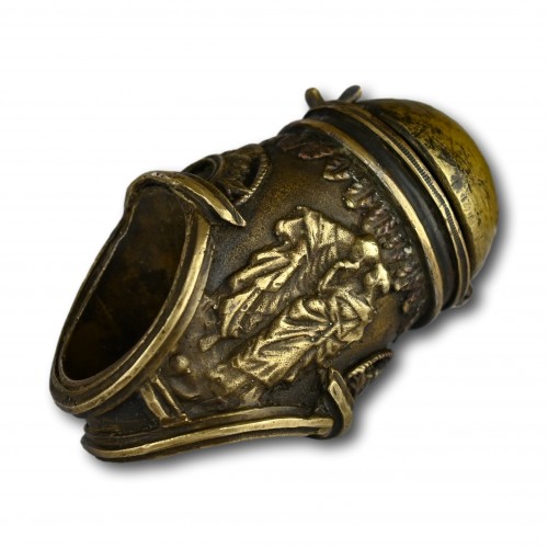 XVIe siècle et avant - Bague à gant Renaissance en bronze ornée d'un encrier, Italie 16e /17e siècle