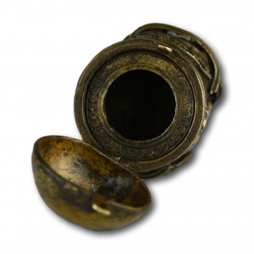 Antiquités - Bague à gant Renaissance en bronze ornée d'un encrier, Italie 16e /17e siècle