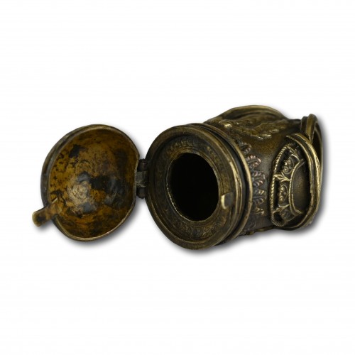 Antiquités - Bague à gant Renaissance en bronze ornée d'un encrier, Italie 16e /17e siècle