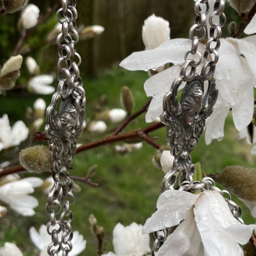 Silver double long chain set with putto heads, Italy 7th century - 