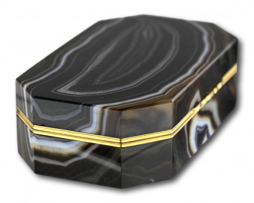 Objects of Vertu  - Fine gilt metal mounted specimen agate snuff box, 19th century