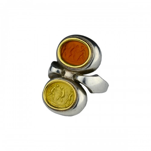 Contemporary silver and gold ring with a Roman intaglio of wrestling Erotes