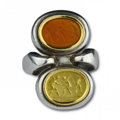 Contemporary silver and gold ring with a Roman intaglio of wrestling Erotes - Antique Jewellery Style 