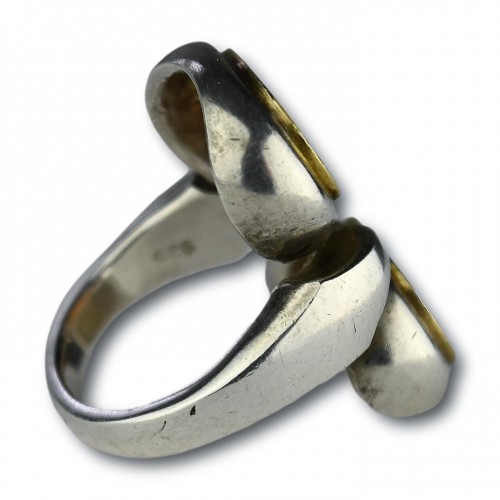 Contemporary silver and gold ring with a Roman intaglio of wrestling Erotes - 