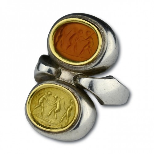  - Contemporary silver and gold ring with a Roman intaglio of wrestling Erotes