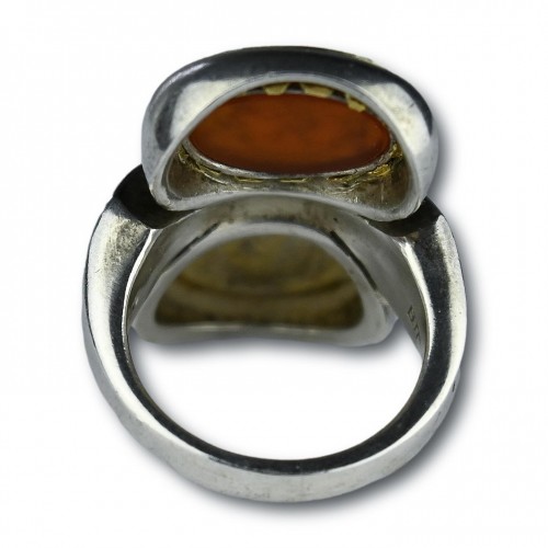 Antiquités - Contemporary silver and gold ring with a Roman intaglio of wrestling Erotes