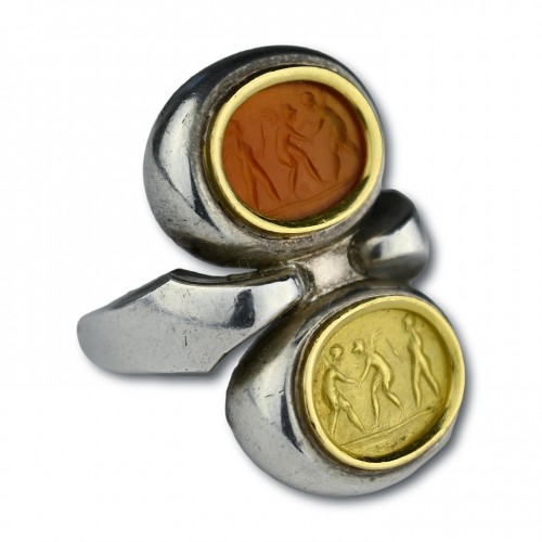 Antiquités - Contemporary silver and gold ring with a Roman intaglio of wrestling Erotes
