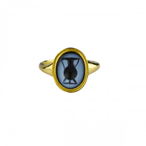 High carat gold ring set with an ancient nicolo intaglio of an amphora. 