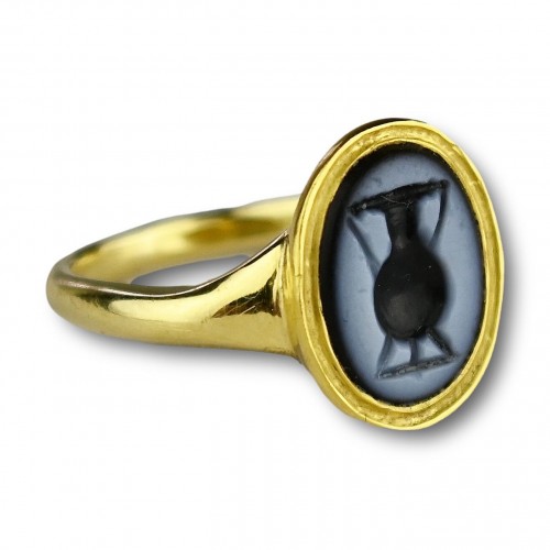 High carat gold ring set with an ancient nicolo intaglio of an amphora.  - Ancient Art Style 