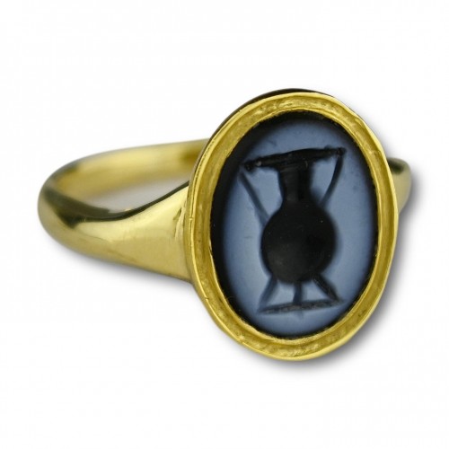 Ancient Art  - High carat gold ring set with an ancient nicolo intaglio of an amphora. 