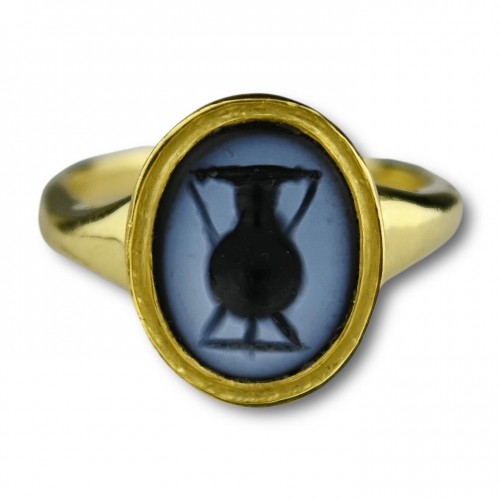 BC to 10th century - High carat gold ring set with an ancient nicolo intaglio of an amphora. 