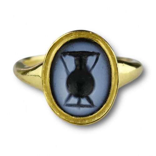  - High carat gold ring set with an ancient nicolo intaglio of an amphora. 