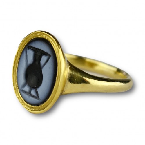 Antiquités - High carat gold ring set with an ancient nicolo intaglio of an amphora. 