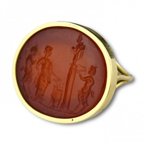 Bijouterie, Joaillerie  - Intaille cornaline d'un sacrifice bacchanalien serti dans un anneau en or à haute ten