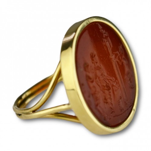 Carnelian intaglio of a Bacchanalian sacrifice set into a gold ring. - 