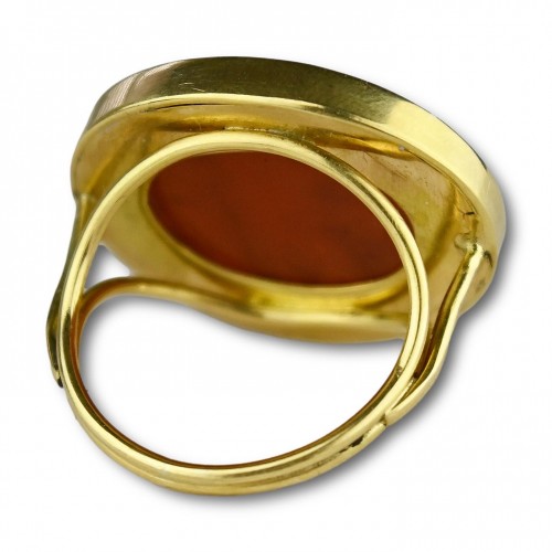 XVIIe siècle - Intaille cornaline d'un sacrifice bacchanalien serti dans un anneau en or à haute ten