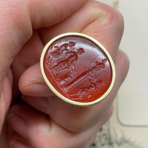 Antiquités - Carnelian intaglio of a Bacchanalian sacrifice set into a gold ring.