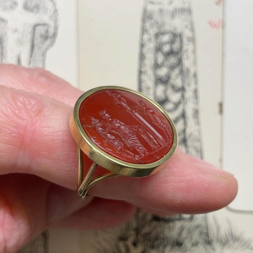 Antiquités - Carnelian intaglio of a Bacchanalian sacrifice set into a gold ring.