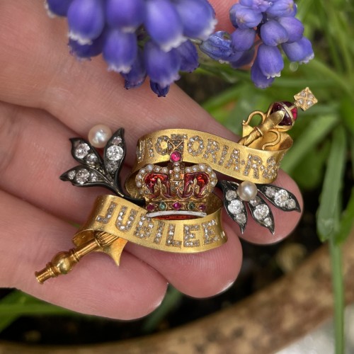  - Broche en or commémorant le jubilé de la reine Victoria, fin du 19e siècle