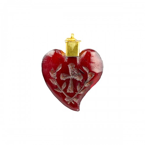 Pendentif coeur "sorcières" en ambre monté sur or, Europe du Nord XVIIe siècle.