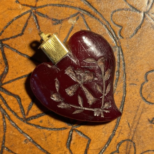 Gold mounted amber ‘witches’ heart pendant, Northern Europe 17th century.  - 