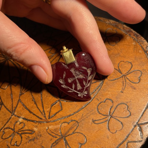 17th century - Gold mounted amber ‘witches’ heart pendant, Northern Europe 17th century. 