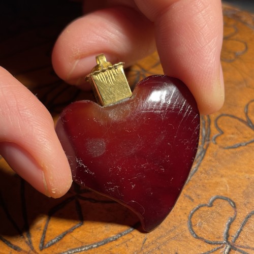 Pendentif coeur "sorcières" en ambre monté sur or, Europe du Nord XVIIe siècle. - 