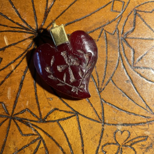  - Pendentif coeur "sorcières" en ambre monté sur or, Europe du Nord XVIIe siècle.
