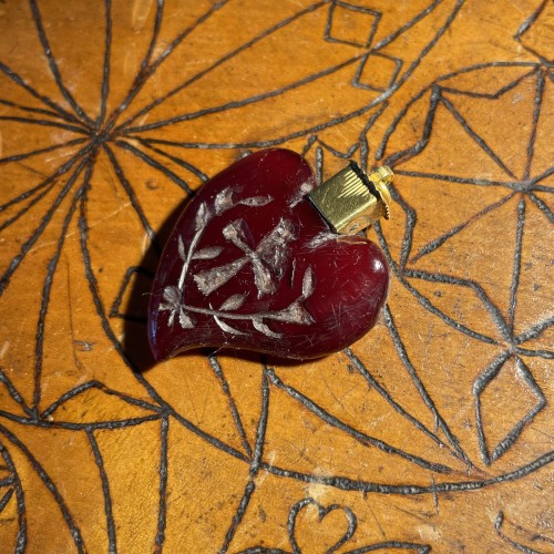 Antiquités - Pendentif coeur "sorcières" en ambre monté sur or, Europe du Nord XVIIe siècle.