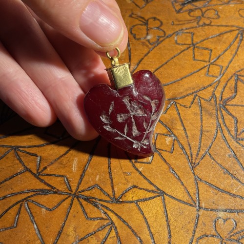 Antiquités - Gold mounted amber ‘witches’ heart pendant, Northern Europe 17th century. 