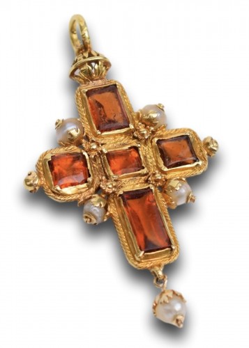 Bijouterie, Joaillerie  - Pendentif croix en or, grenat hessonite et perle, XVIe siècle