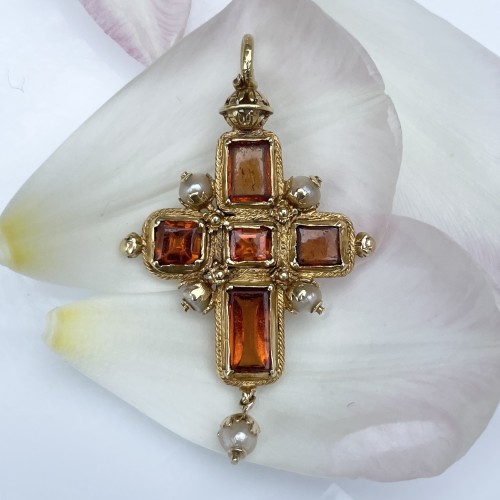 Gold hessonite garnet &amp; pearl cross pendant, 16th century - 