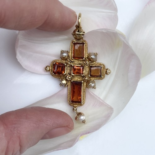 <= 16th century - Gold hessonite garnet &amp; pearl cross pendant, 16th century