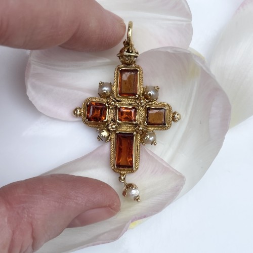 XVIe siècle et avant - Pendentif croix en or, grenat hessonite et perle, XVIe siècle