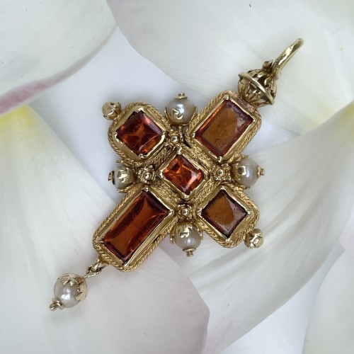  - Pendentif croix en or, grenat hessonite et perle, XVIe siècle