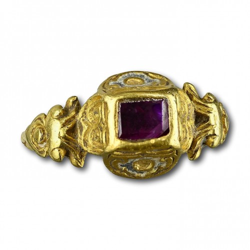 Renaissance gold and enamel ring set with a ruby - Antique Jewellery Style 