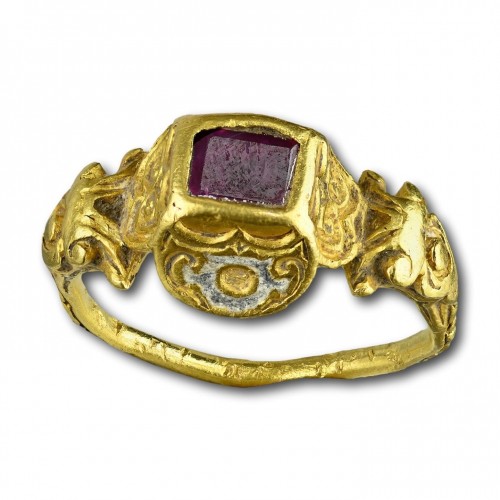 Antique Jewellery  - Renaissance gold and enamel ring set with a ruby
