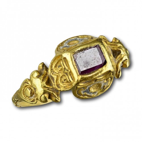 XVIe siècle et avant - Bague Renaissance en or et émail sertie d'un rubis