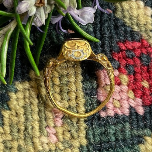 Bague Renaissance en or et émail sertie d'un rubis - 