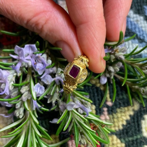 Antiquités - Renaissance gold and enamel ring set with a ruby