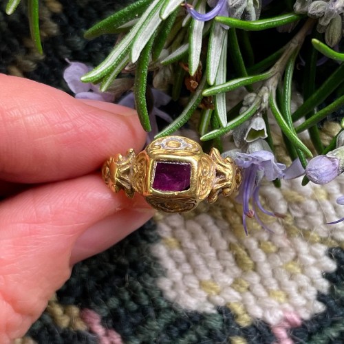 Antiquités - Renaissance gold and enamel ring set with a ruby