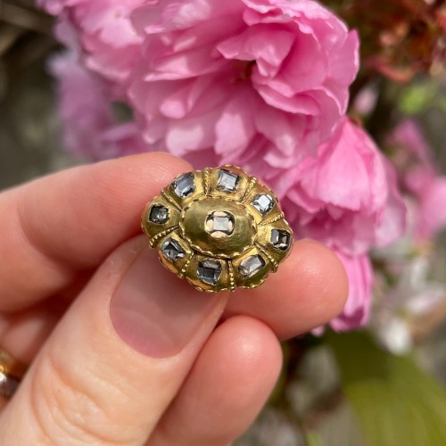 17th century - High carat gold and table cut diamond ring, late 17th century