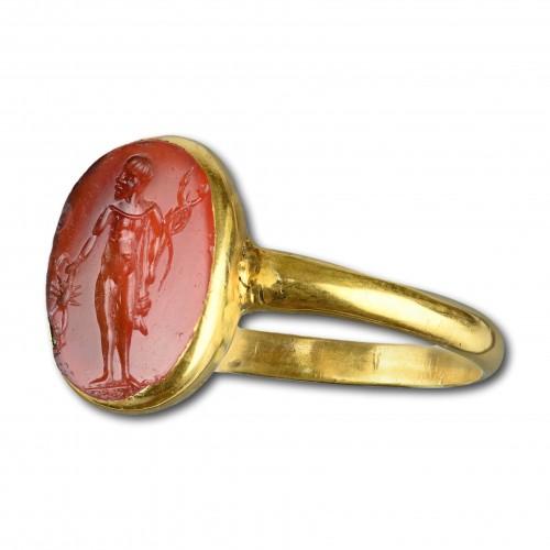 Gold ring set with a carnelian intaglio of the Roman God Mercury - 