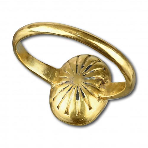 Gold ring set with a carnelian intaglio of the Roman God Mercury - 