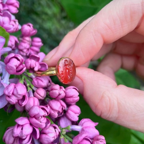  - Bague en or sertie d'une intaille en cornaline du dieu romain Mercure