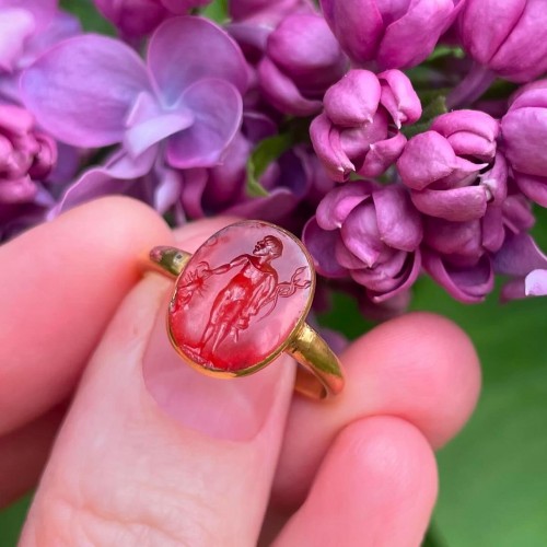 Antiquités - Bague en or sertie d'une intaille en cornaline du dieu romain Mercure