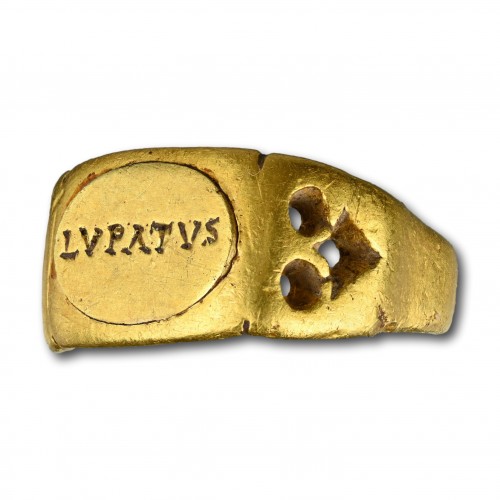 Antique Jewellery  - Gold ring engraved with the name LUPATUS, 3rd / 4th century 