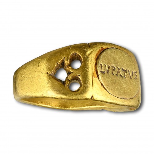 Gold ring engraved with the name LUPATUS, 3rd / 4th century  - 