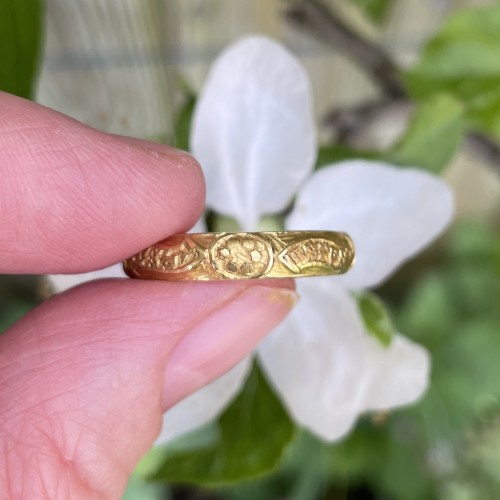 Bague bouquet en or gravée d'une lettre noir, XVe siècle - 