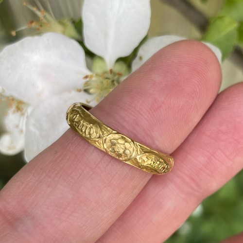 Antiquités - Bague bouquet en or gravée d'une lettre noir, XVe siècle